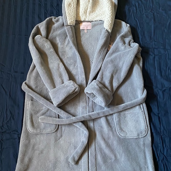 Victoria’s Secret Robe - Picture 7 of 8